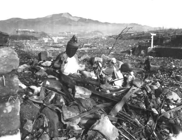 Три дня спустя, атомная бомба эквивалентом в 21 тысяч тонн тротила, была сброшена на город Нагасаки с высоты 500 метров - Sputnik Грузия