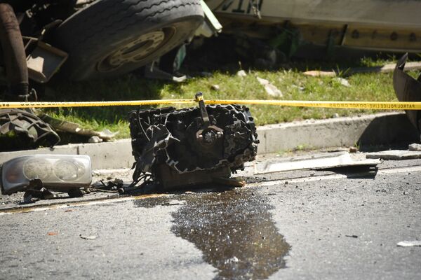 Удар грузовика о здания был столь силен, что запчасти от разбившейся машины разлетелись по дороге - Sputnik Грузия