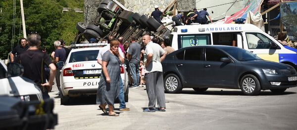 Крупное ДТП у крепости Ананури - грузовая фура врезалась в постройки у исторического памятника - Sputnik Грузия