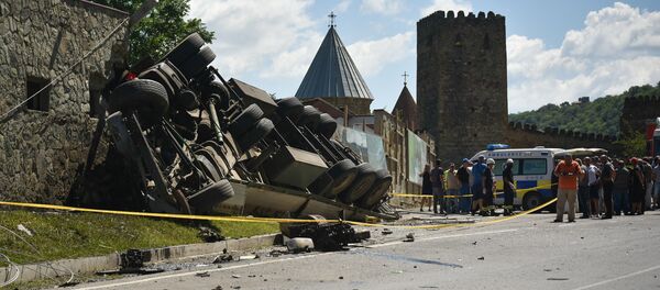 Крупное ДТП у крепости Ананури - грузовая фура врезалась в постройки у исторического памятника - Sputnik Грузия