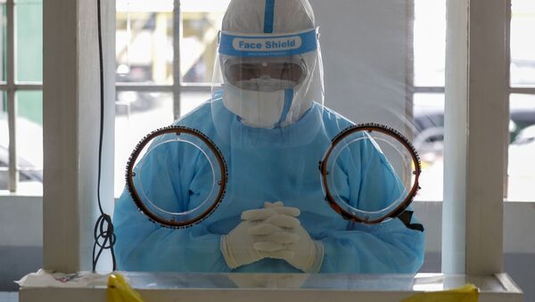 Медик в защитной маске и костюме во время пандемии коронавируса COVID 19 - Sputnik Грузия