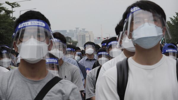 Интерны и доктора в защитных масках в Сеуле Южная Корея во время пандемии COVID 19 - Sputnik Грузия