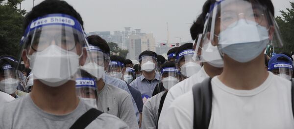 Интерны и доктора в защитных масках в Сеуле Южная Корея во время пандемии COVID 19 - Sputnik Грузия