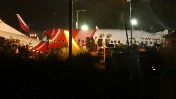 В Индии при посадке потерпел крушение пассажирский самолет, пилот погиб, десятки пострадавших - Sputnik Грузия