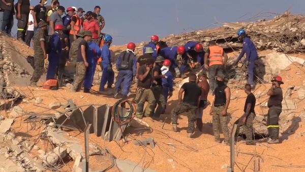 Поисково-спасательная операция на месте взрыва в Бейруте - видео  - Sputnik Грузия