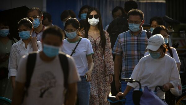 Жители Китая в масках во время пандемии коронавируса COVID 19 - Sputnik Грузия