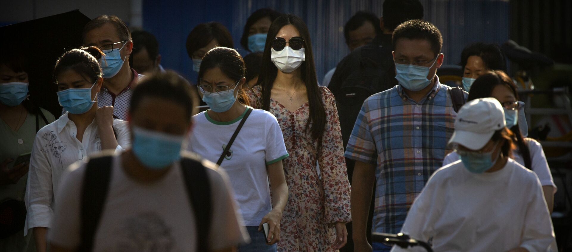 Жители Китая в масках во время пандемии коронавируса COVID 19 - Sputnik Грузия, 1920, 08.08.2021