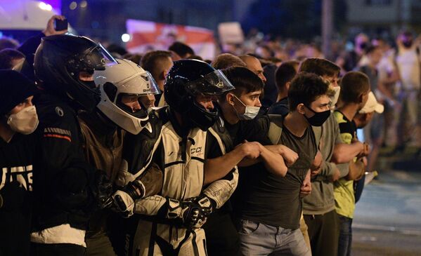  Акции протеста в белорусской столице переросли в столкновения и обернулись жесткими задержаниями - Sputnik Грузия