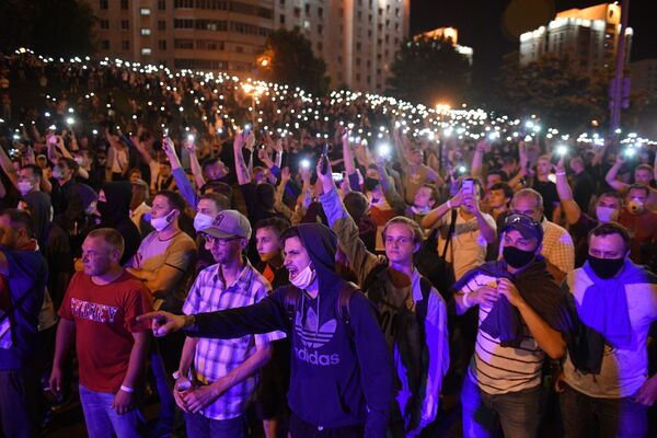 В свою очередь, митингующие пытались противостоять милиции - из толпы в сторону правоохранителей летели пустые бутылки - Sputnik Грузия