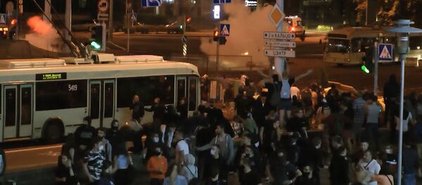 Баррикады и столкновения с ОМОНом: второй день протестов в Минске - Sputnik Грузия