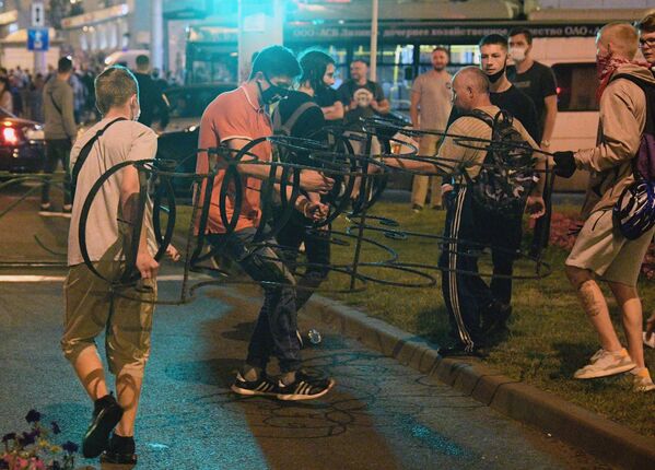 В СК Белоруссии заявили, что митингующие использовали скамейки, палки, булыжники, стеклянные бутылки и легковоспламеняющиеся жидкости - Sputnik Грузия