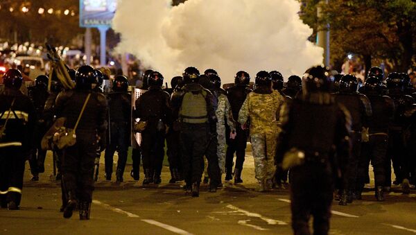 Сотрудники правоохранительных органов во время акции протеста в Минске - Sputnik Грузия