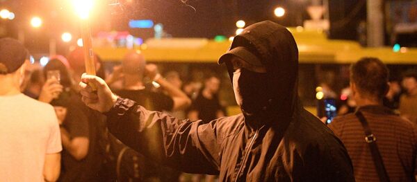 Участник акции протеста на одной из улиц в Минске - Sputnik Грузия