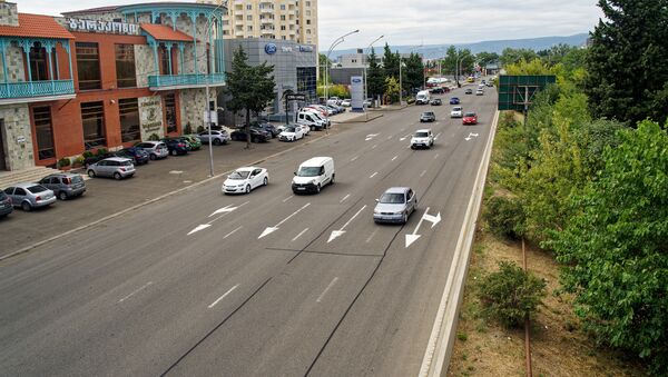 Автомобили едут по аллее Агмашенебели - выезд из Тбилиси в сторону Мцхета - Sputnik Грузия