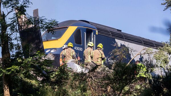 Экстренные службы выезжают на место крушения сошедшего с рельсов поезда в Стоунхейвене (12 августа 2020). Шотландия - Sputnik Грузия