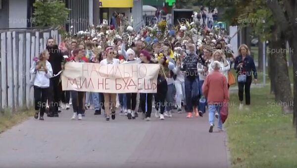 Акция против насилия женщины с цветами вышли на улицы своих городов - Sputnik Грузия