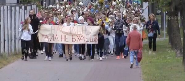 Акция против насилия женщины с цветами вышли на улицы своих городов - Sputnik Грузия