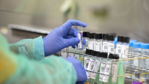 Ученый обрабатывает образцы ПЦР-тестов на коронавирус в микробиологической лаборатории больницы Грегорио Маранон в Мадриде - Sputnik საქართველო