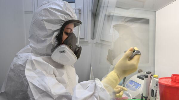 Медицинский работник демонстрирует работу передвижной лаборатории по диагностике и профилактике новой коронавирусной инфекции COVID-19 - Sputnik Грузия
