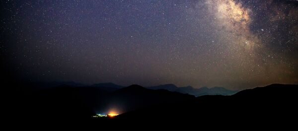 Звездное небо, наблюдаемое в Краснодарском крае во время метеорного потока Персеиды Звездное небо, наблюдаемое в Краснодарском крае во время метеорного потока Персеиды - Sputnik Грузия