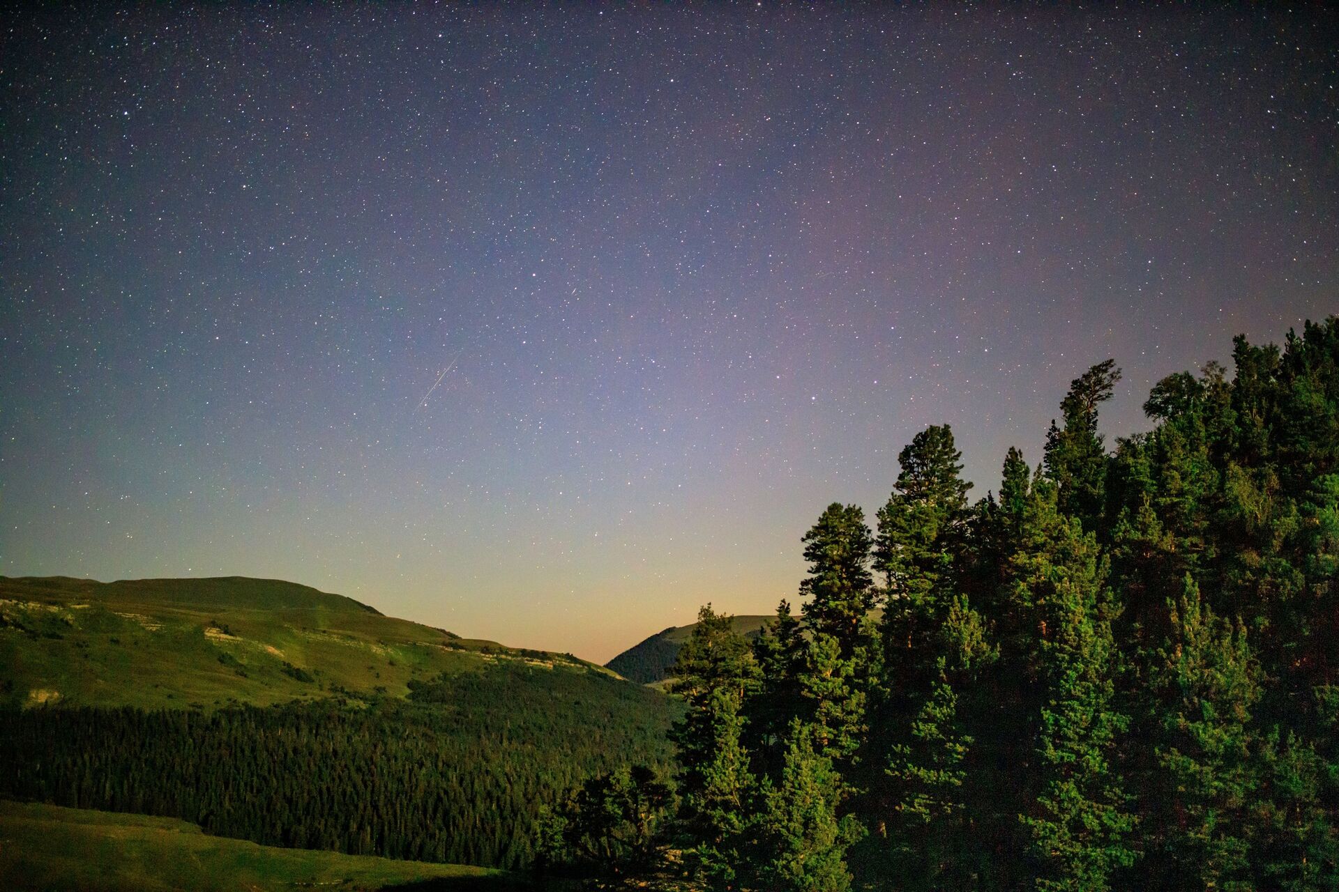 Звездное небо, наблюдаемое в Краснодарском крае во время метеорного потока Персеиды - Sputnik Грузия, 1920, 28.02.2023
