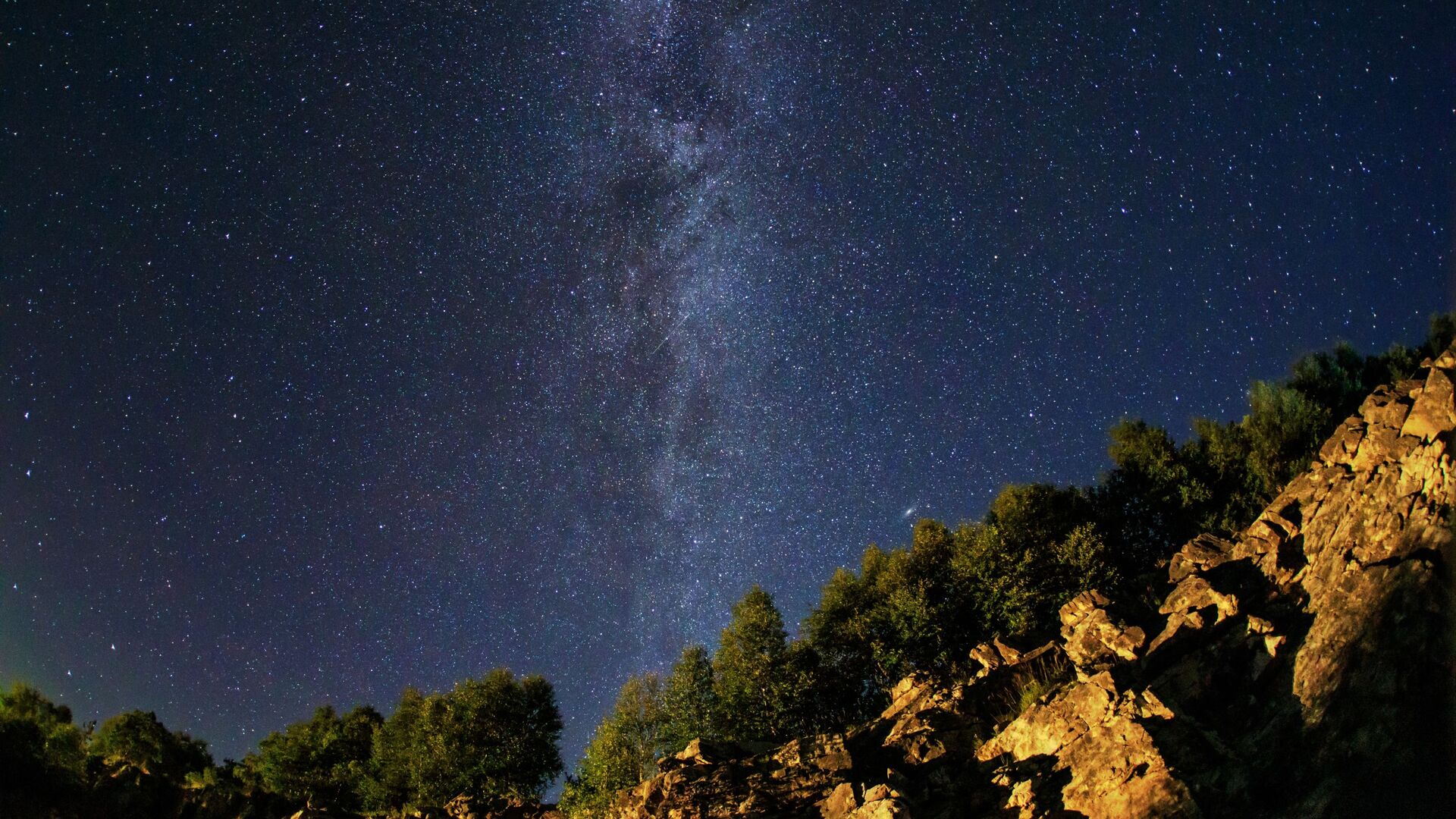 Звездное небо, наблюдаемое в Краснодарском крае во время метеорного потока Персеиды - Sputnik Грузия, 1920, 04.12.2021