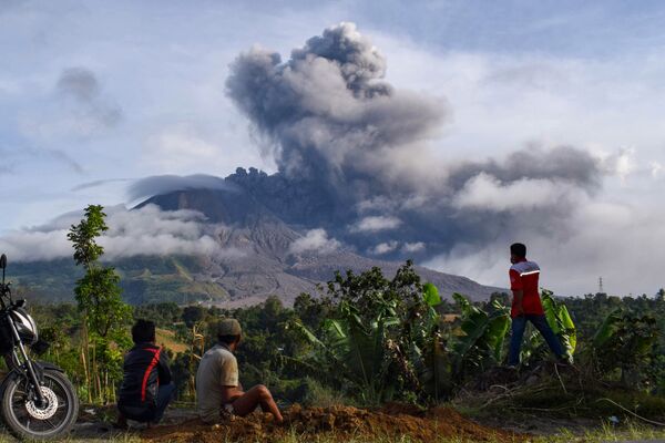 Жители деревни наблюдают за извержением вулкана Синабунг на Суматре - Sputnik Грузия