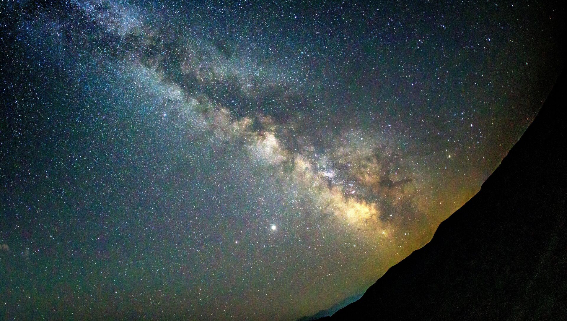 Звездное небо, наблюдаемое в Краснодарском крае во время метеорного потока Персеиды - Sputnik Грузия, 1920, 07.07.2021