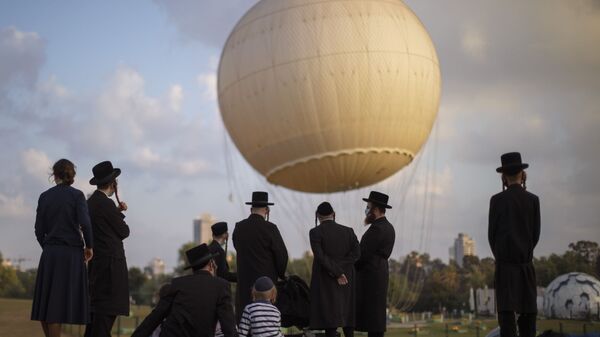 Ультраортодоксальные евреи в защитных масках в парке в Тель-Авиве, Израиль - Sputnik Грузия