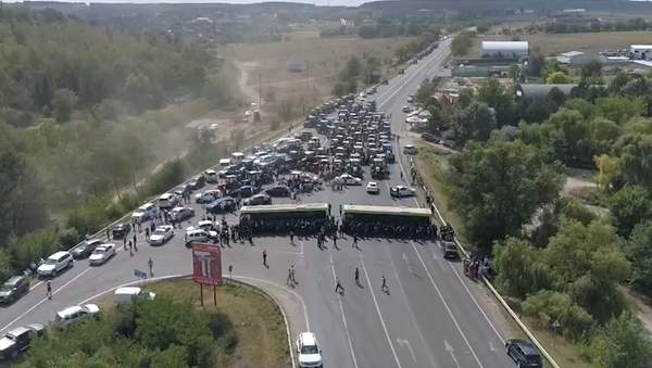 Фермеры на тракторах приехали протестовать в Кишинев - Sputnik Грузия