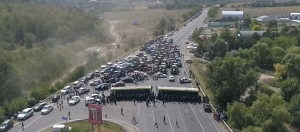 Фермеры на тракторах приехали протестовать в Кишинев - Sputnik Грузия