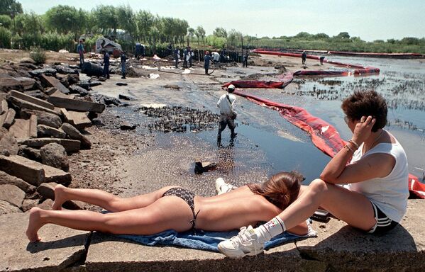 В январе 1999 года танкер нидерландско-голландской компании Royal Dutch Shell столкнулся с другим танкером на озере Магдалена в Аргентине. Авария привела к разливу 6 000 кубометров нефти, что стало крупнейшим в мире подобным инцидентом в пресных водах - Sputnik Грузия