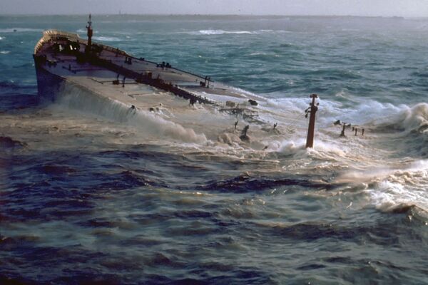 В 1978 году танкер Amoco Cadiz сел на мель неподалеку от побережья Франции. Быстро локализовать утечку нефти из-за штормовой погоды не удалось. В воду вылилось 223 тысячи тонн нефти - Sputnik Грузия