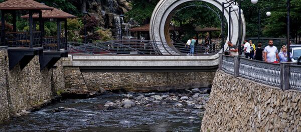 Жители Грузии гуляют по Боржоми. Внутренний туризм - Sputnik Грузия