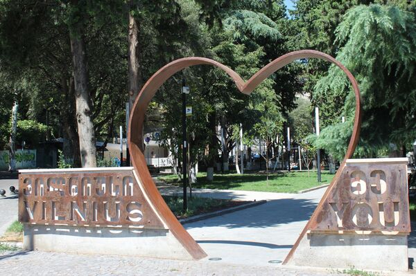 Тайна улыбки вильнюсского ангела: как в столице Грузии поселился белый херувим? Тайна улыбки вильнюсского ангела: как в столице Грузии поселился белый херувим? - Sputnik Грузия