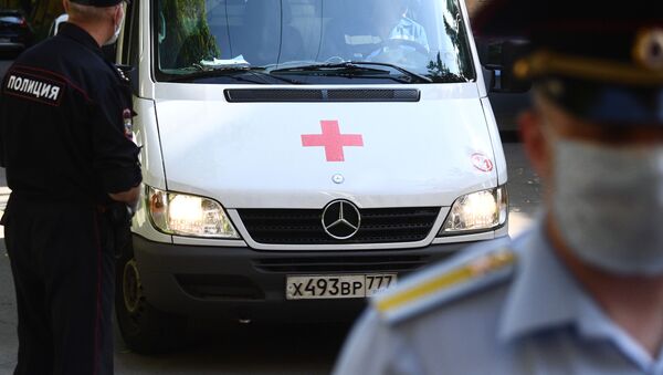 Автомобиль скорой медицинской помощи и сотрудники правоохранительных органов в Москве - Sputnik Грузия