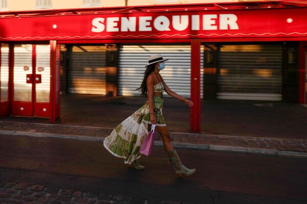 А вот во Франции соблюдают предписанные меры ВОЗ. Девушка в защитной маске у закрытого кафе Le Cafe Senequier на набережной в Сен-Тропе - Sputnik Грузия