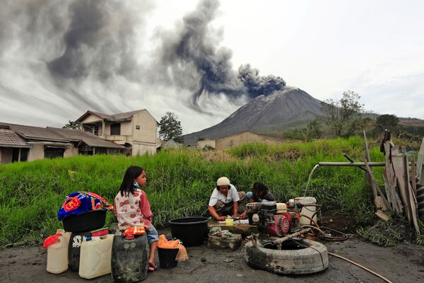 В Индонезии проснулся вулкан Синабунг. Дороги и дома в окрестностях покрылись толстым слоем пепла. Синабунг остается активным и периодически извергается после своего пробуждения в 2010 году. До этого в течение более 400 лет вулкан спал - Sputnik Грузия