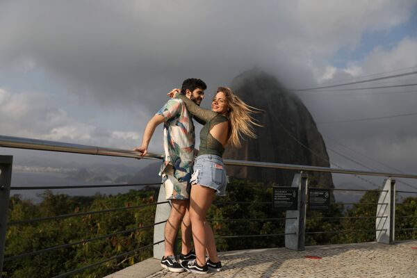 Гора Сахарная Голова (или Пан-ди-Асукар) – визитная карточка Рио-де-Жанейро. Гора Пан-ди-Асукар совсем невелика – всего 369 метров, но это не мешает ей быть великолепной смотровой площадкой, открывающей чудесный обзор на город и окрестности - Sputnik Грузия