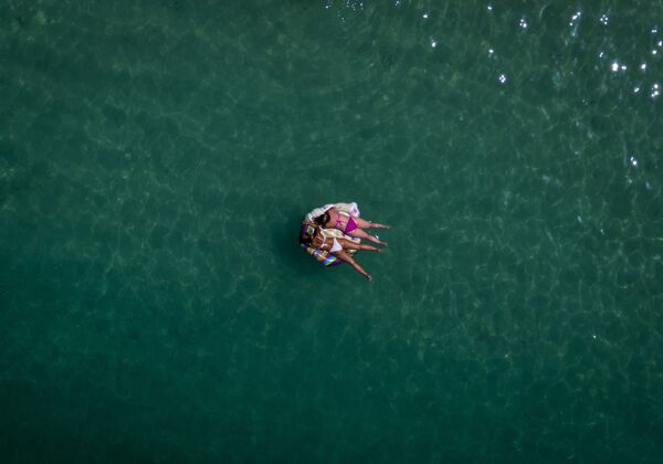 Женщины на плавучей платформе на юго-западе острова Гран-Канария в Испании - Sputnik Грузия