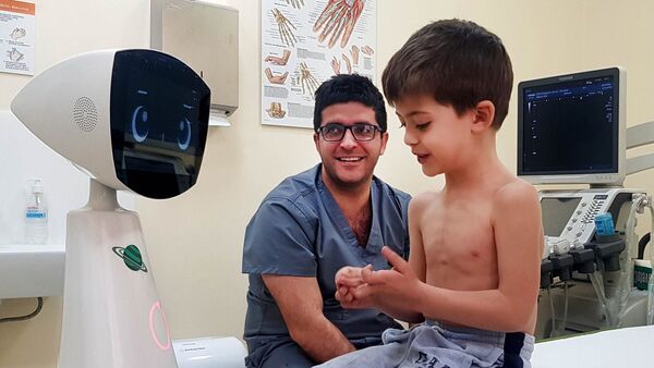 Робот Робин для поддержки детей в больницах, созданный армянской компанией Expper - Sputnik Грузия