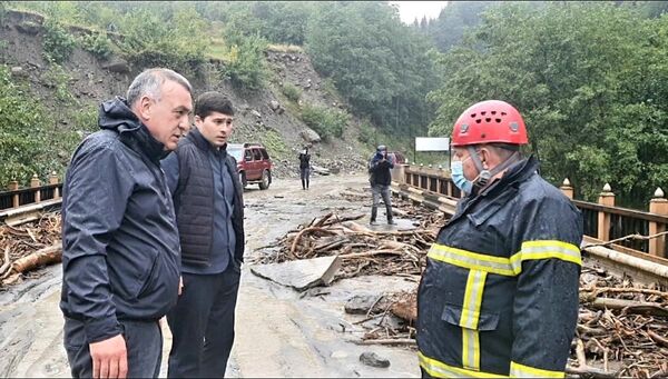 К борьбе со стихией оператинво подключились службы спасения, на место ЧП приехали и представители местной власти - Sputnik Грузия