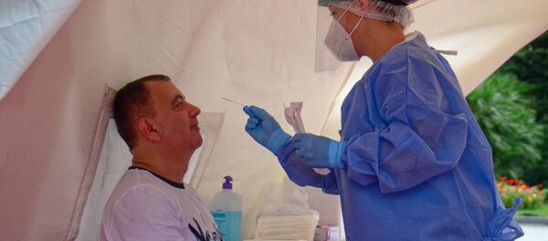 Проверка на коронавирус в Батуми на бульваре. Делаются ПЦР тесты - Sputnik Грузия