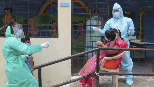 Медицинские работники проверяют на коронавирус жителей Индии во время пандемии COVID 19 - Sputnik Грузия