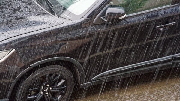 Машина под дождем. Сильный ливень - Sputnik Грузия