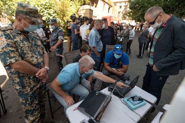 Специалисты Армяно-российского центра гуманитарного реагирования на месте взрыва газа на улице Райниса  - Sputnik Грузия