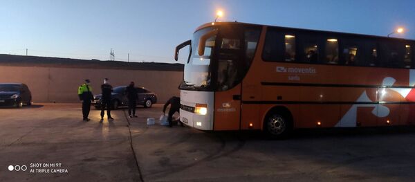 Грузия предоставила транзитный коридор для двух автобусов с гражданами Армении, приезжающих из Турции (9 апреля 2020). Грузия - Sputnik Грузия