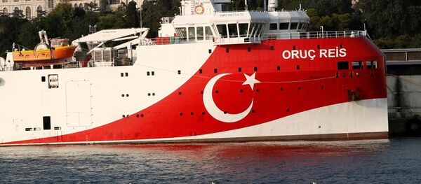 Турецкий научный сейсмологический корабль Oruc Reis в Черном море у берегов Стамбула - Sputnik Грузия