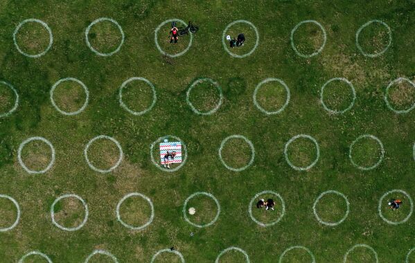Вид сверху на соблюдающих социальную дистанцию отдыхающих в парке в Дюссельдорфе - Sputnik Грузия