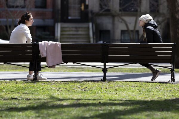 Соблюдающие социальную дистанцию девушки на скамейке в Бостоне - Sputnik Грузия